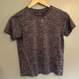 Boys Under Armour heat gear T-shirt Size Medium